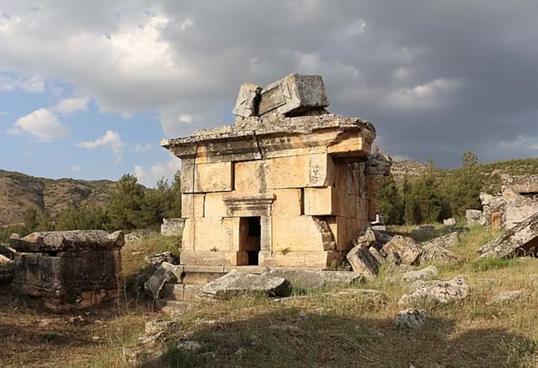 El templo de Hades, para los griegos, y de Plutón pata los romanos.