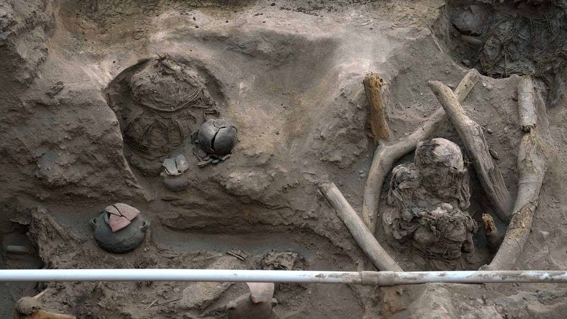Los huesos y vasijas descubiertos por trabajadores que excavaban una línea de gas natural.