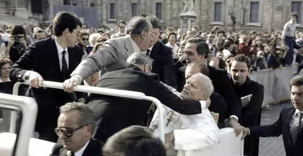 Papa Juan Pablo II fue víctima de atentado-0