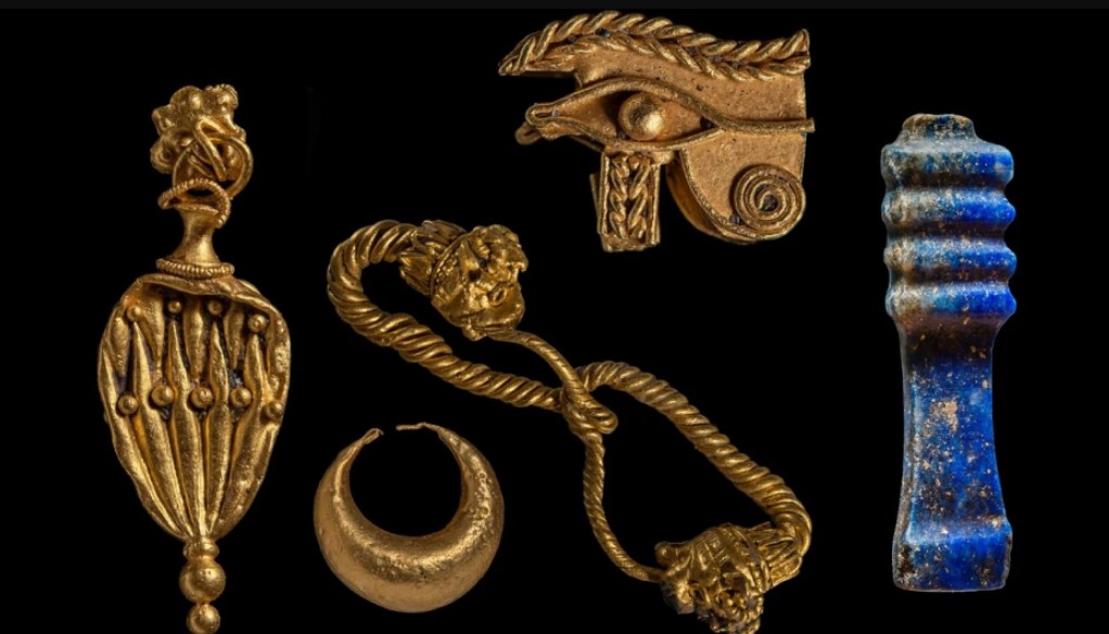 Se recuperaron objetos de oro, joyas y un pilar Djed, elaborado en lapislázuli.