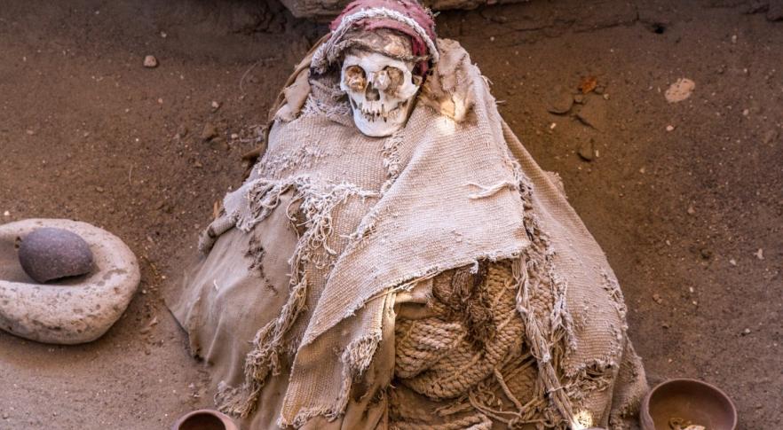 Hallan momia prehispánica en la bolsa de un repartidor de envíos en Perú