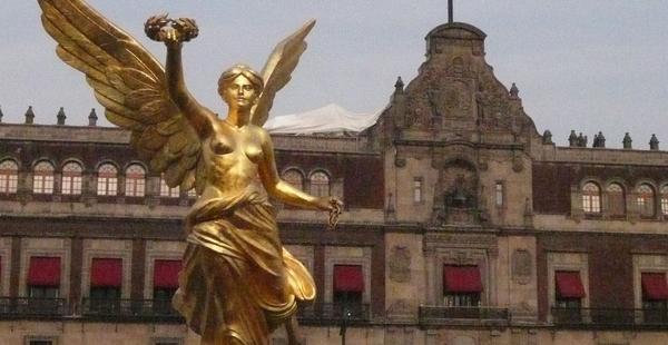 Un poderoso sismo derriba la estatua de La Victoria Alada en México DF-0