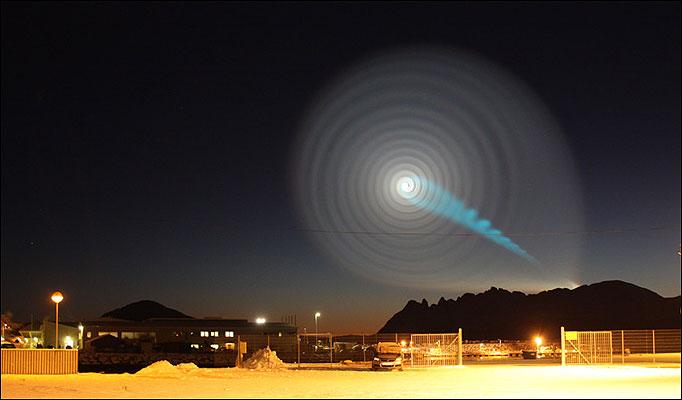 Enigmática luz azul describe una espiral en el cielo de Noruega hasta desaparecer-0