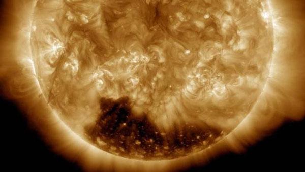 Sorprendente agujero, de 410 veces el tamaño de la Tierra, aparece en la superficie del Sol-0