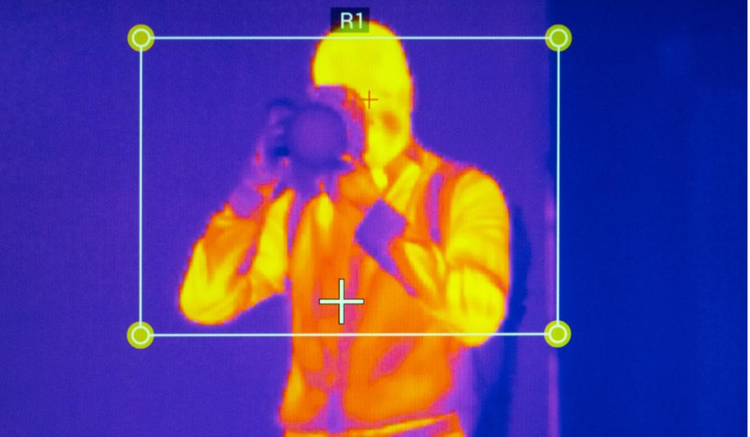 Así es la primera chaqueta invisible a las cámaras infrarrojas (VIDEO)-0